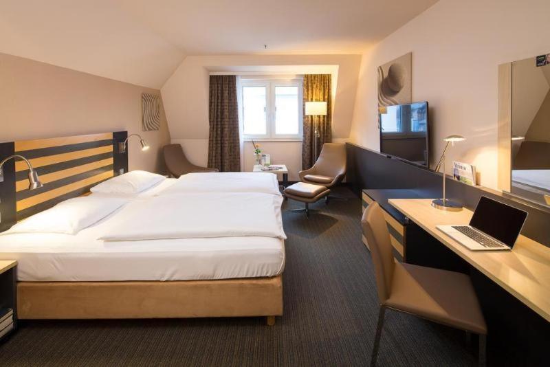 Postel nebo postele na pokoji v ubytování Lindner Hotel Frankfurt Hochst, part of JdV by Hyatt