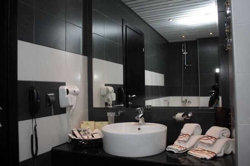 Cosmopolitan Hotel & Wellness - Standard Double Room - Free Pool & Gym