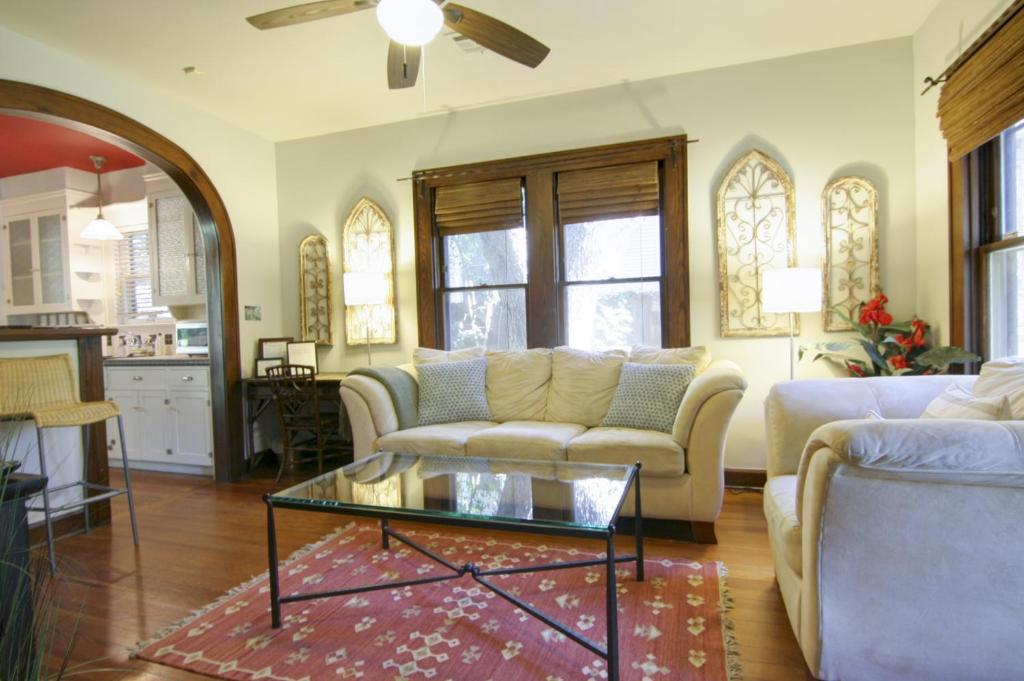 - un salon avec un canapé et une table basse dans l'établissement Keasbey Cottage, à Austin