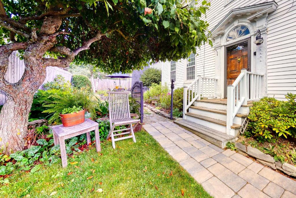 um quintal com uma cadeira, uma mesa e uma árvore em Maine Memories em Wiscasset