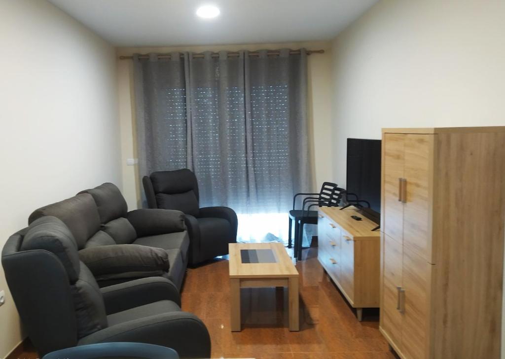 een woonkamer met een bank en een tv bij Ancla Spaces EGVT-436-CS no vista al mar in Vinarós
