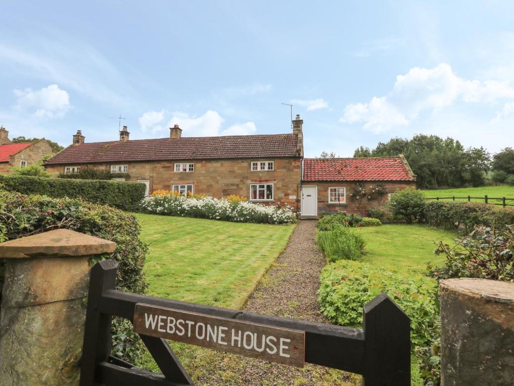 ein Haus mit einem Schild für das Westhore-Haus in der Unterkunft Webstone House in Northallerton