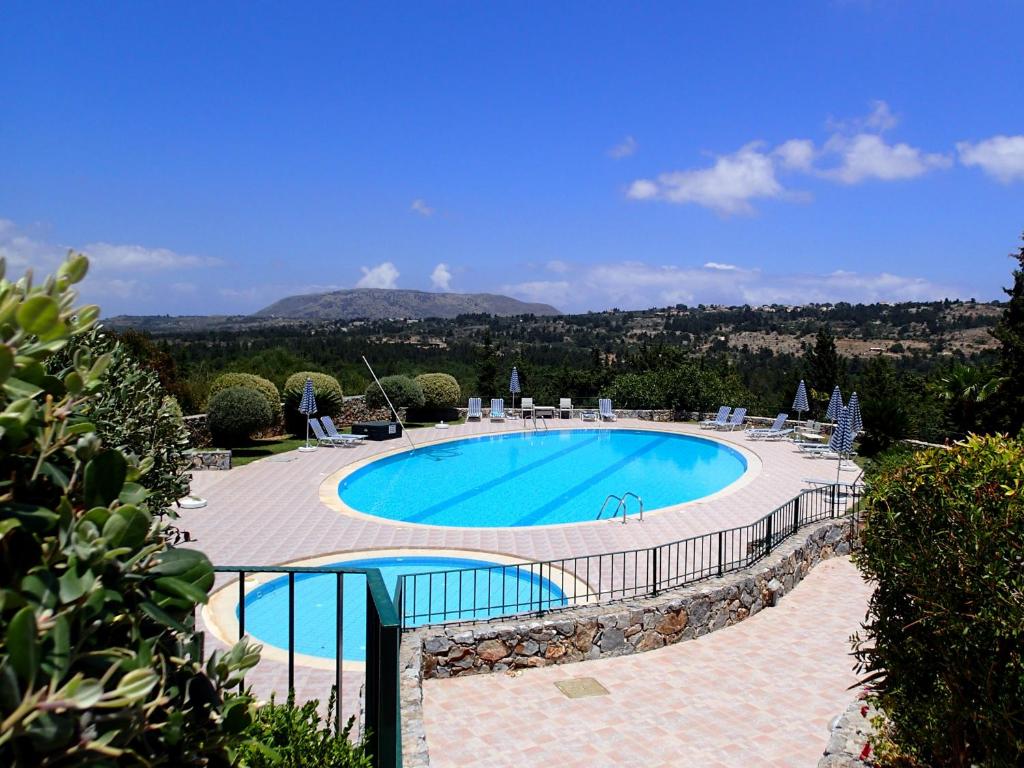 duży basen w ośrodku z widokiem w obiekcie Villa Gata w mieście Soúri