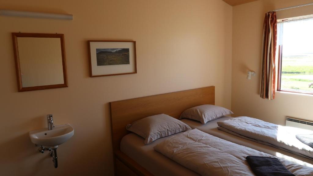 Postel nebo postele na pokoji v ubytování Hvoll Hostel