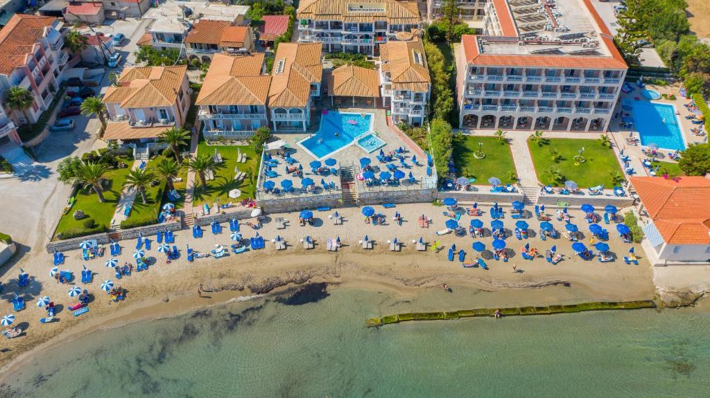 einem Luftblick auf den Strand in einem Resort in der Unterkunft Boletsos Beach in Argassi