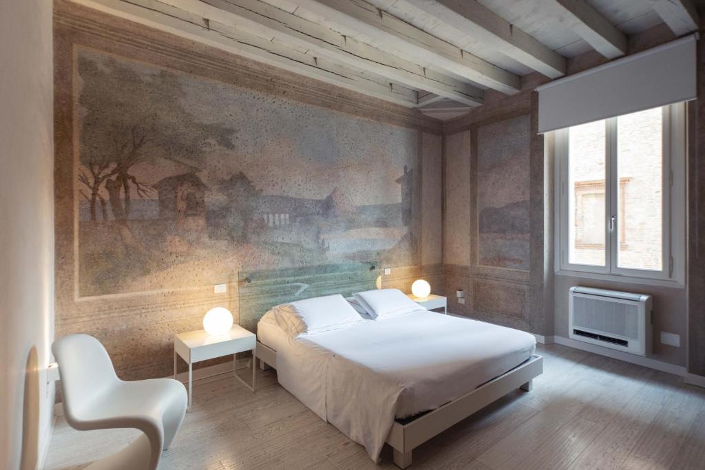 a bedroom with a bed and a painting on the wall at Scaravelli Residenza in Mantova