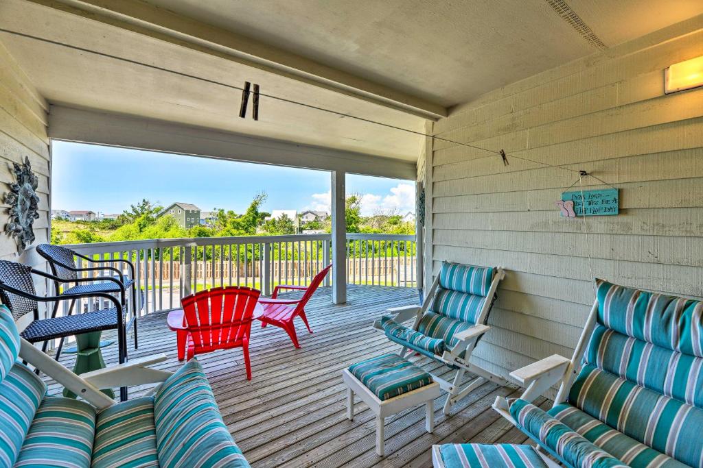 una veranda riparata con sedie e tavolo di Point Emerald Resort Retreat Walk to Beach! a Emerald Isle