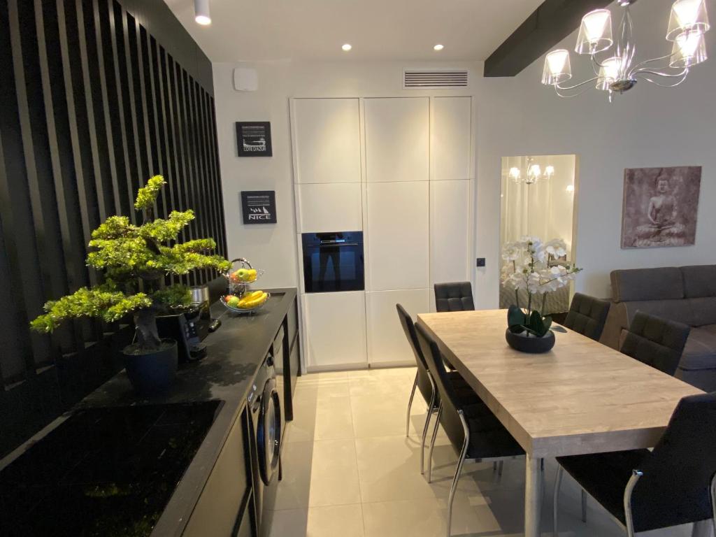 Una cocina y un comedor con mesa y sillas. en ZEN and Charming - Center -5 min walk to Sea- 2BR, en Niza