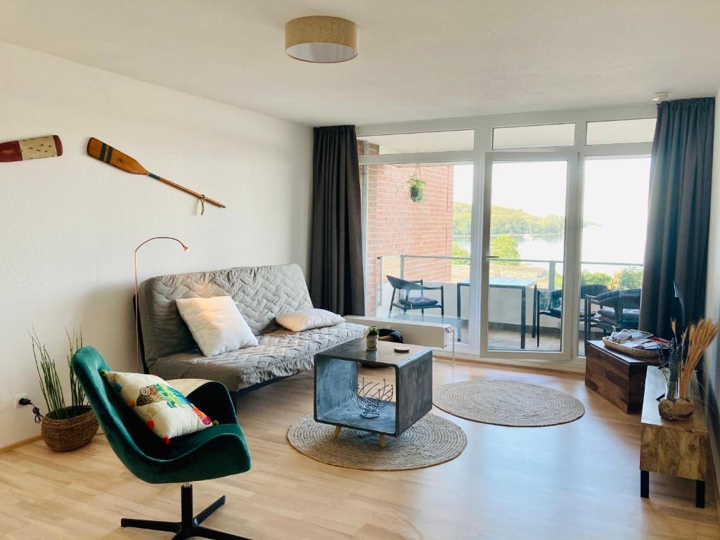 un soggiorno con divano e tavolo di Pier39 Ferienwohnung Wassersleben Flensburg a Harrislee