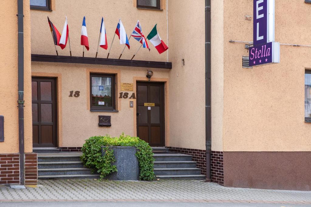 een gebouw met vlaggen aan de voorzijde bij Hotel Stella in Pilsen