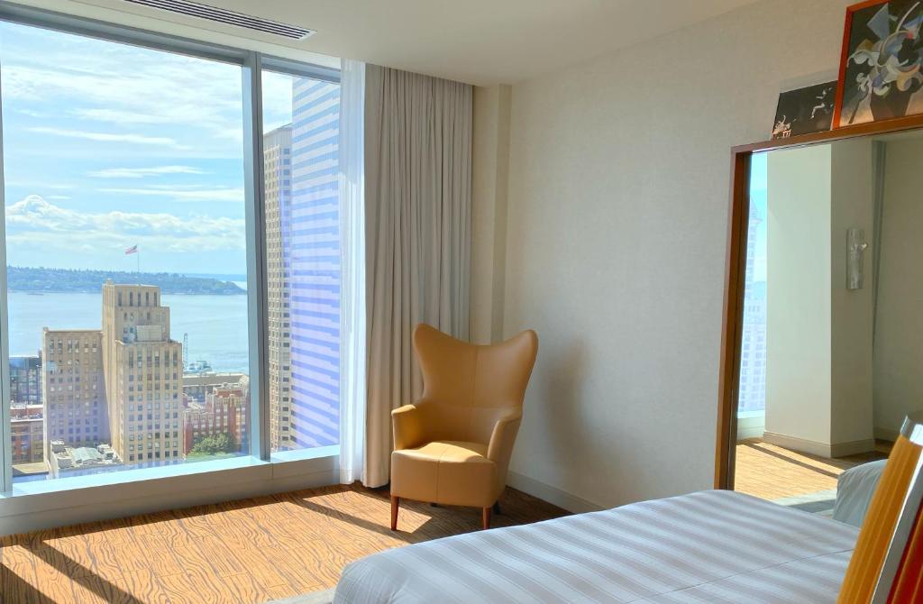 Postel nebo postele na pokoji v ubytování Lotte Hotel Seattle