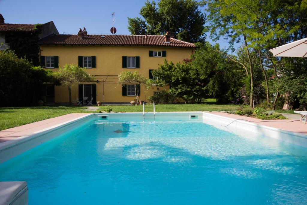 une grande piscine en face d'une maison dans l'établissement Bed&Breakfast Villa Camilla, à Ivrea