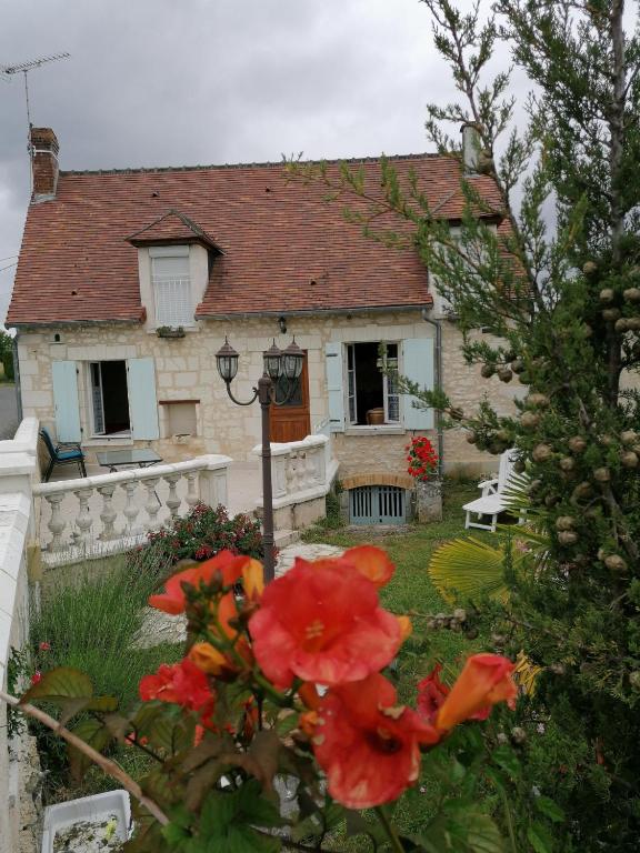 a house with a yard with flowers in front of it at Aux Jardin&#39;s de la Bosniere in Cussay