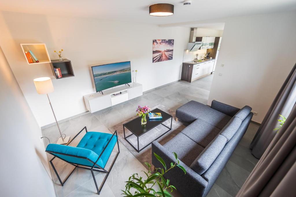 an overhead view of a living room with a couch and chairs at Ferienwohnung am Kleinbahnhof in Binz