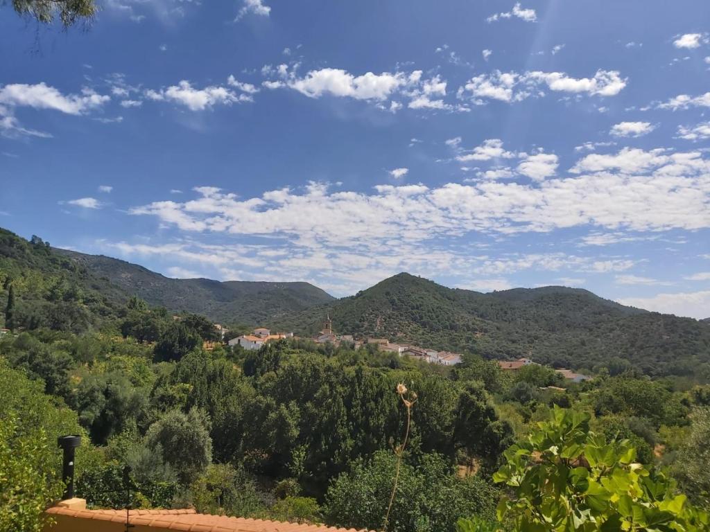 uma vista para as montanhas da nossa casa em Casa Rural Ramos em Linares de la Sierra