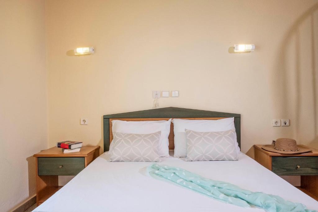 Postel nebo postele na pokoji v ubytování Aristides Hotel