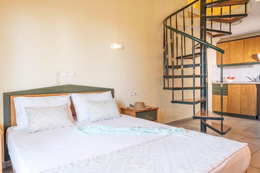 Postel nebo postele na pokoji v ubytování Aristides Hotel