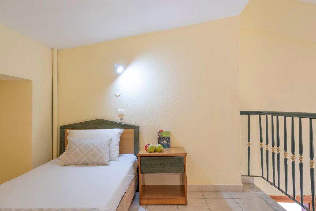 Postel nebo postele na pokoji v ubytování Aristides Hotel
