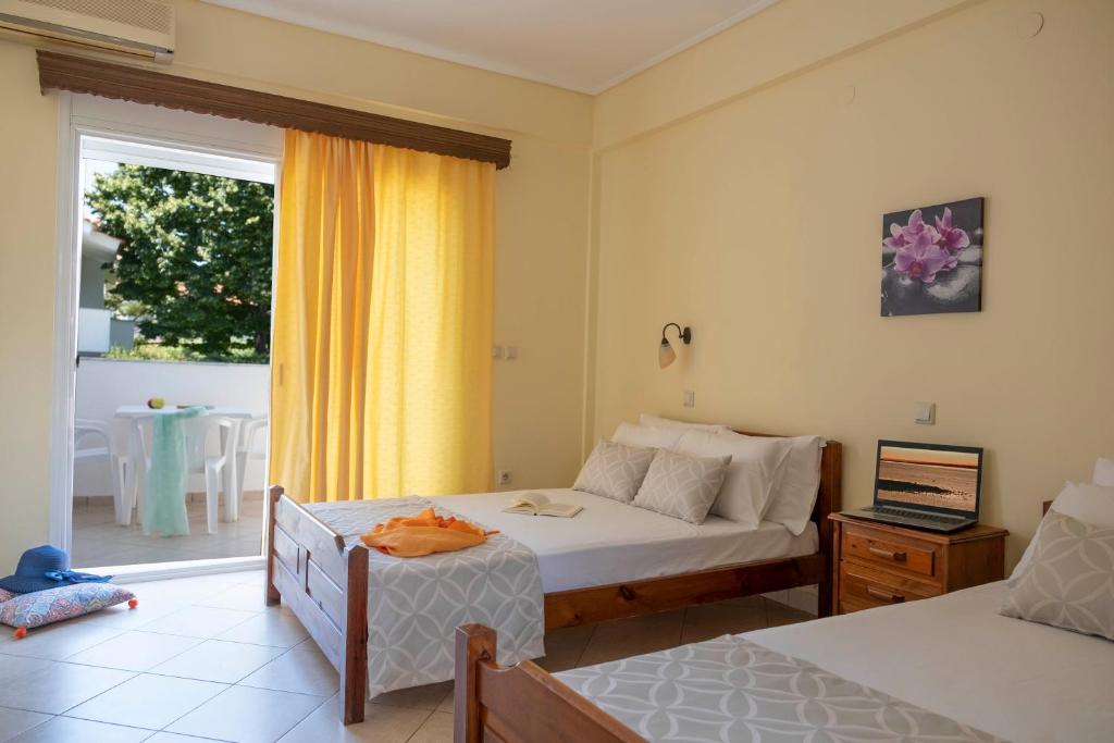 Postel nebo postele na pokoji v ubytování Aristides Hotel