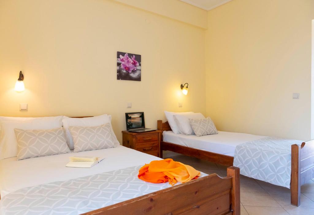 Postel nebo postele na pokoji v ubytování Aristides Hotel