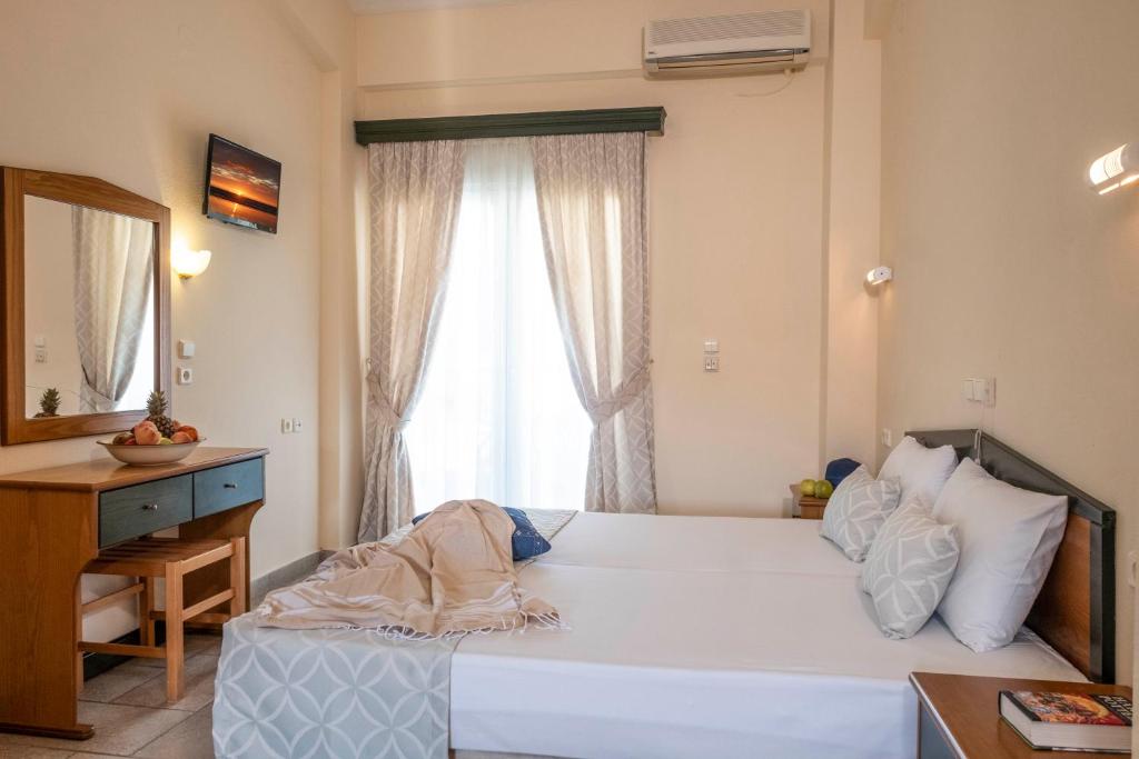 Postel nebo postele na pokoji v ubytování Aristides Hotel