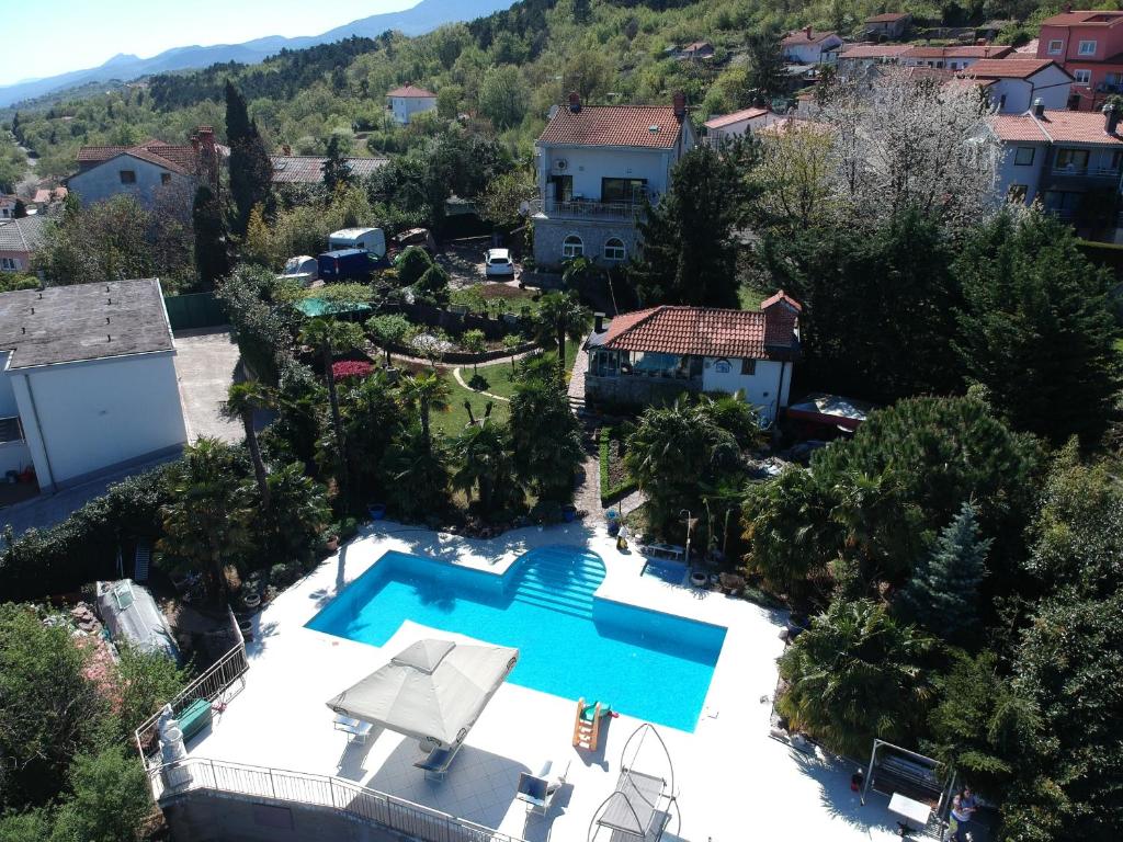 Una vista aérea de una villa con piscina. en Studio Apartman Lavanda, en Matulji