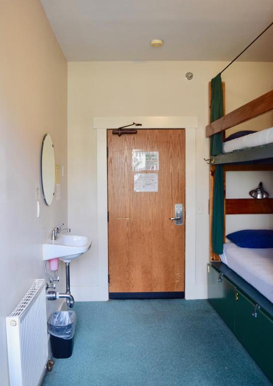 Postel nebo postele na pokoji v ubytování Green Tortoise Hostel Seattle