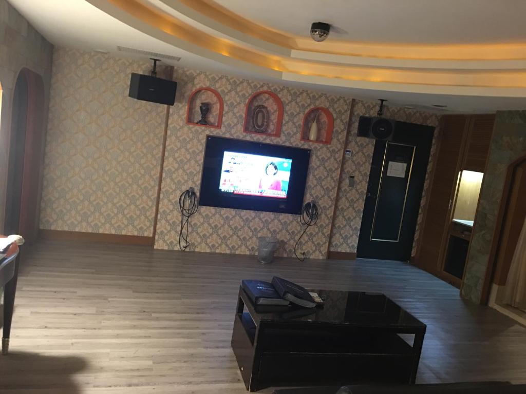 TV a/nebo společenská místnost v ubytování Discovery Motel - Tucheng