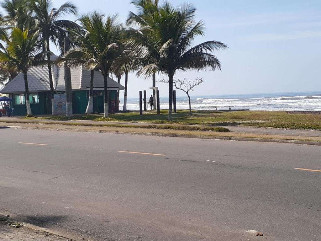  Casa na quadra da Praia de Peruíbe