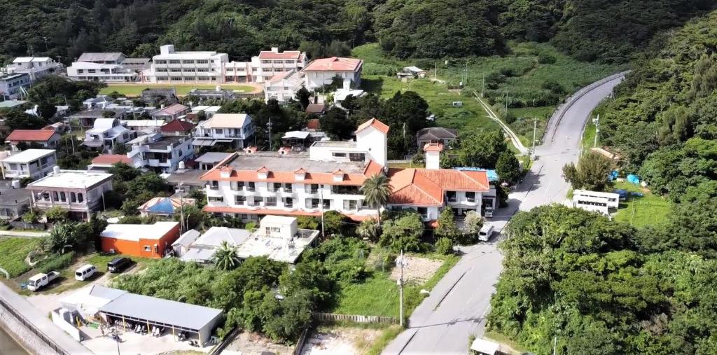 une vue aérienne sur une petite ville avec des maisons et une route dans l'établissement Oceana Portvillage Zamami, à Zamami