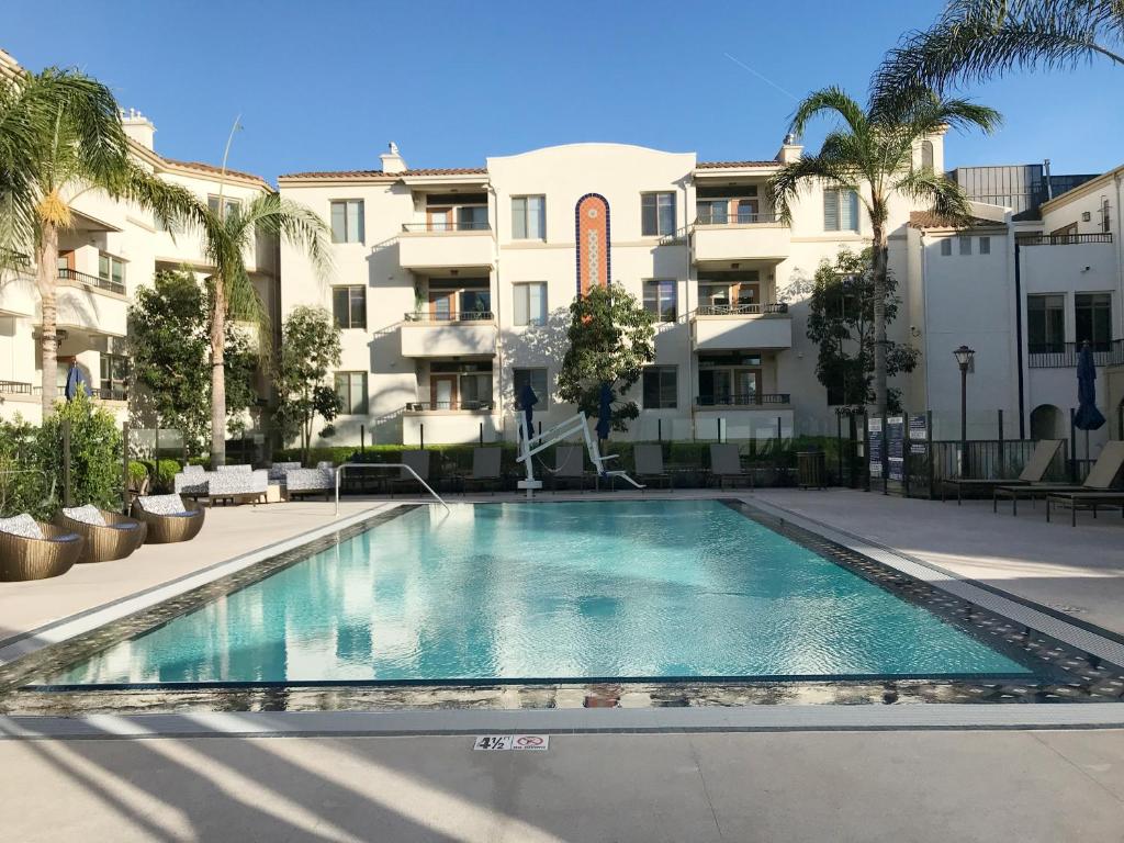 una piscina frente a un edificio en "Resort Style amenities walk to UCLA" w Pool & Parking B2, en Los Ángeles