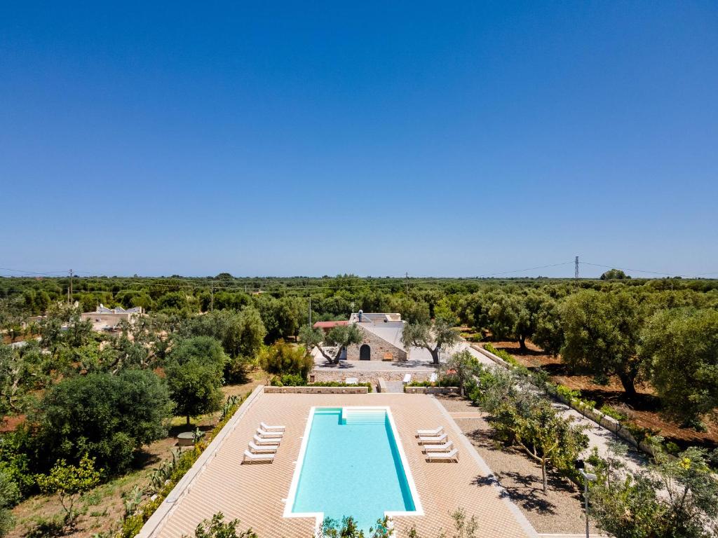 Bazén v ubytovaní Villa Ajeni by Perle di Puglia alebo v jeho blízkosti