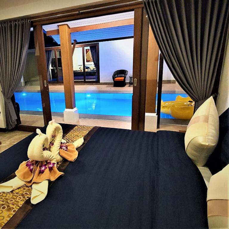 Bazén v ubytování Orange palm pool villa nebo v jeho okolí