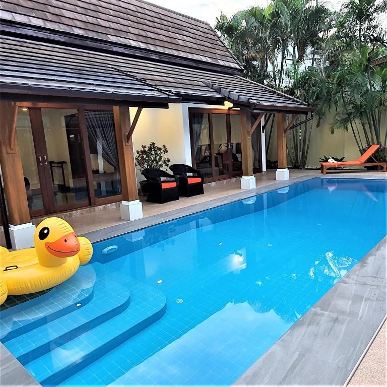 Bazén v ubytování Orange palm pool villa nebo v jeho okolí