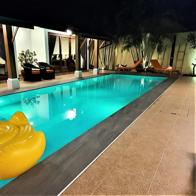 Bazén v ubytování Orange palm pool villa nebo v jeho okolí