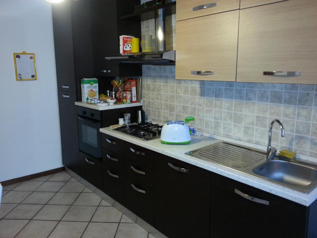 A kitchen or kitchenette at B&B Smeraldo Airport