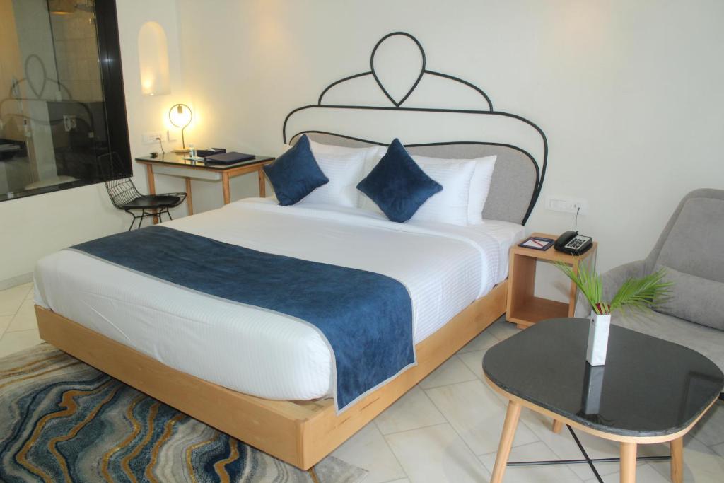 Postel nebo postele na pokoji v ubytování Ramee Royal Resort & Spa - Udaipur