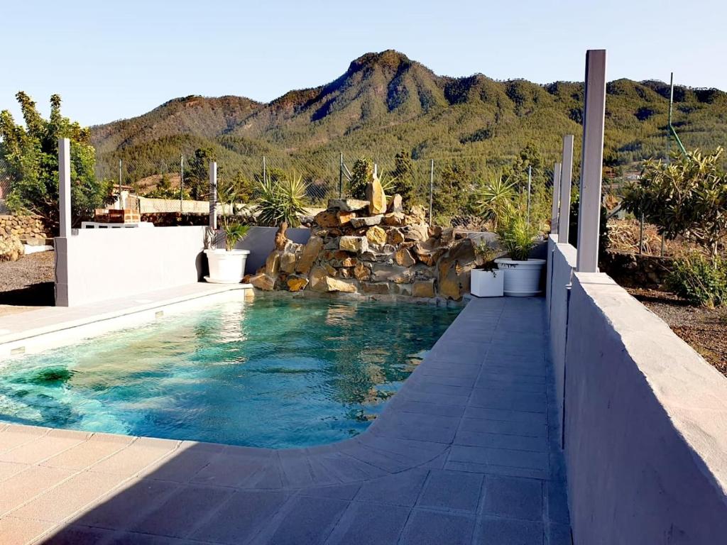 ein Schwimmbad mit einem Berg im Hintergrund in der Unterkunft CasaAbuela in El Paso