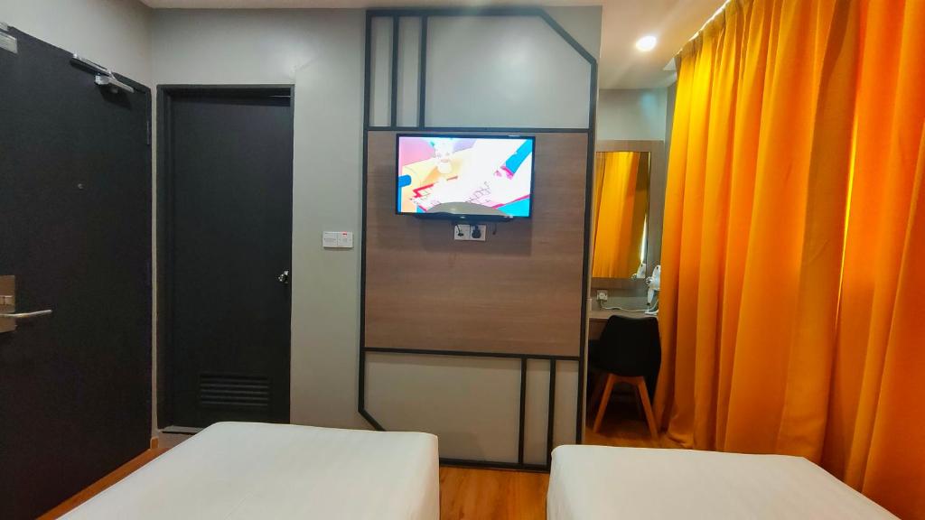 TV a/nebo společenská místnost v ubytování Uptown Hotel