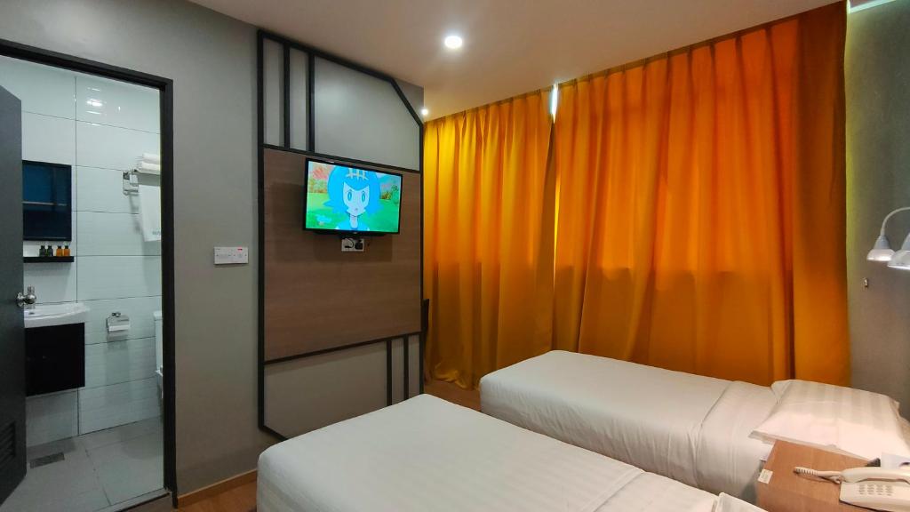 TV a/nebo společenská místnost v ubytování Uptown Hotel