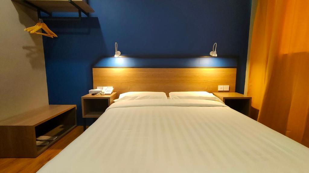 Postel nebo postele na pokoji v ubytování Uptown Hotel