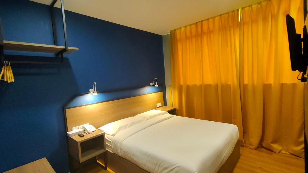 Postel nebo postele na pokoji v ubytování Uptown Hotel