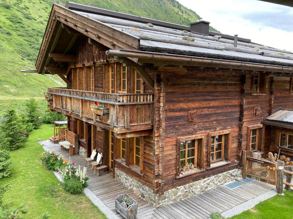 una casa de madera en las montañas en DreiHäuser, en Obergurgl