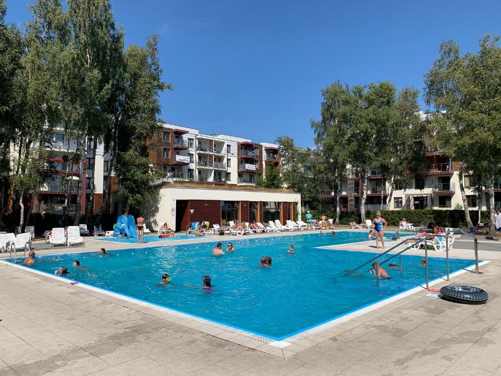 um grupo de pessoas numa piscina em Seaside Polanki Apartments z garażem, Klonowa 17D em Kolobrzeg