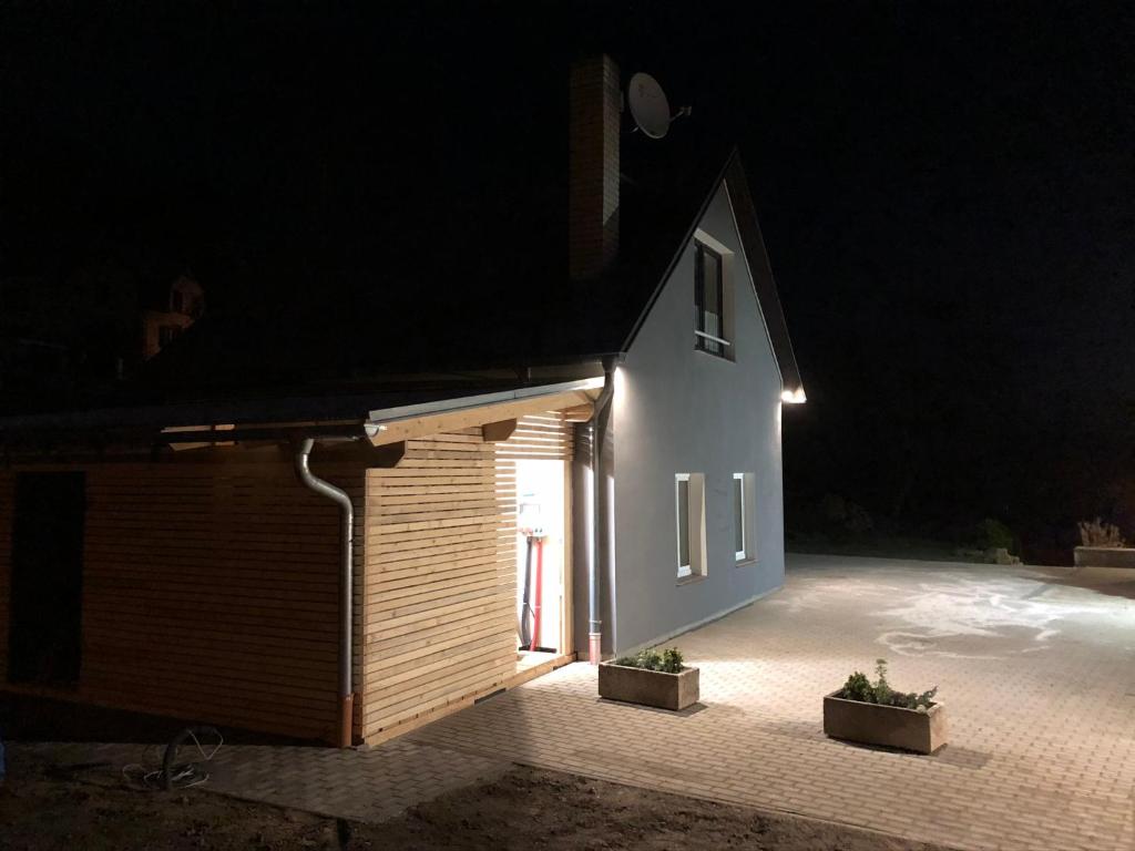 uma casa à noite com dois vasos de plantas ao lado em Ubytování na Čechách em Děčín