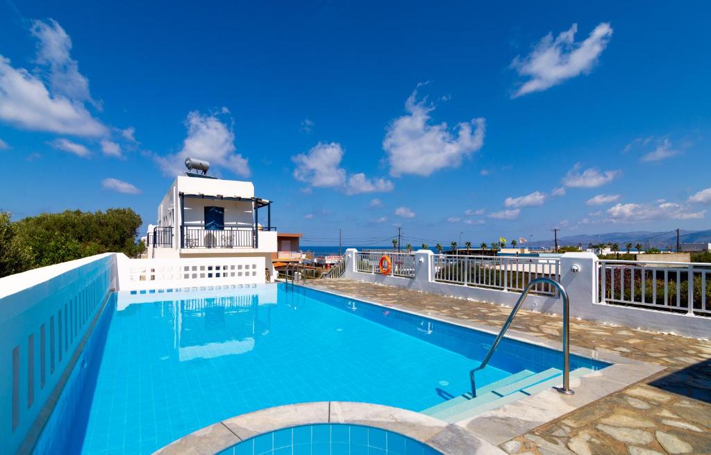 Bazén v ubytovaní Okirroi Villas Chersonissos alebo v jeho blízkosti