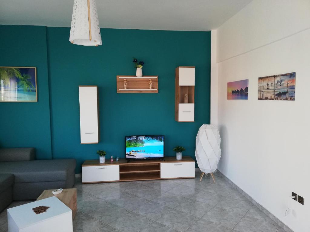 Televízia a/alebo spoločenská miestnosť v ubytovaní Exotic Rooftop in Alexandroupolis