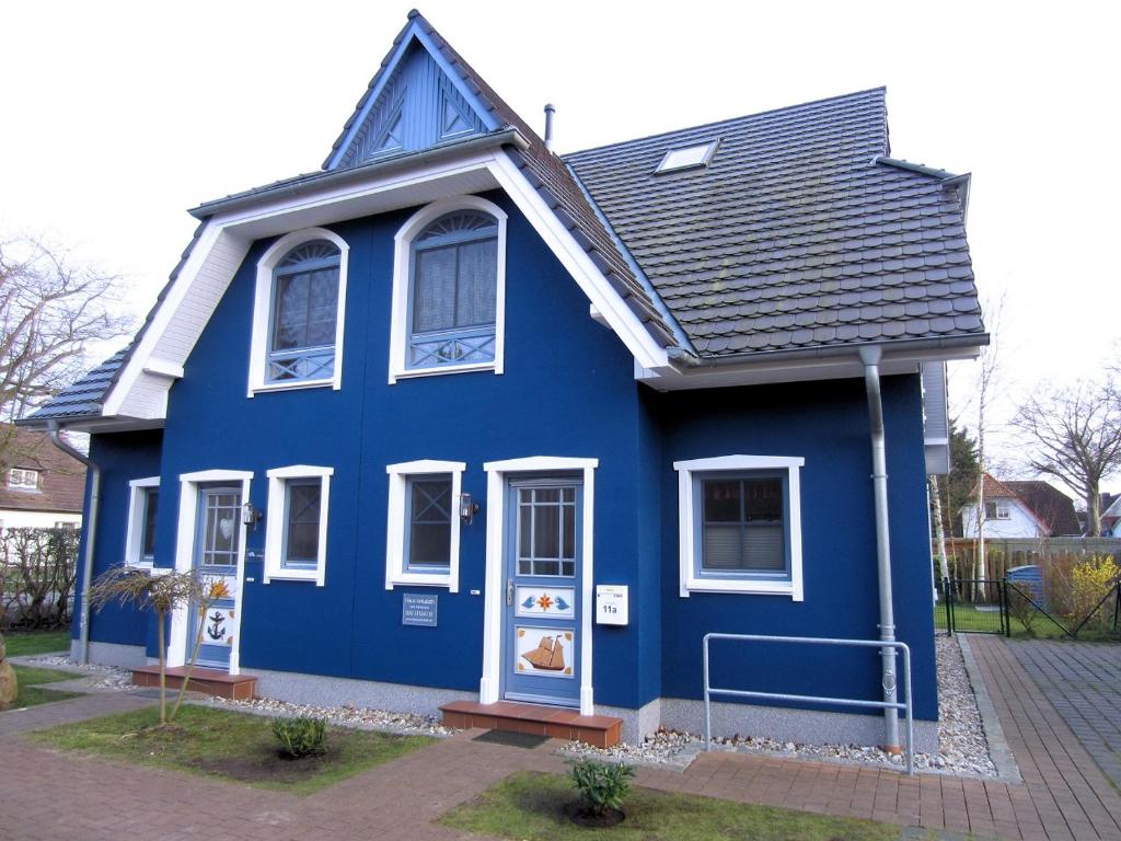 una casa azul con techo negro en Neue Reihe 11a Haus Ankalath, en Zingst