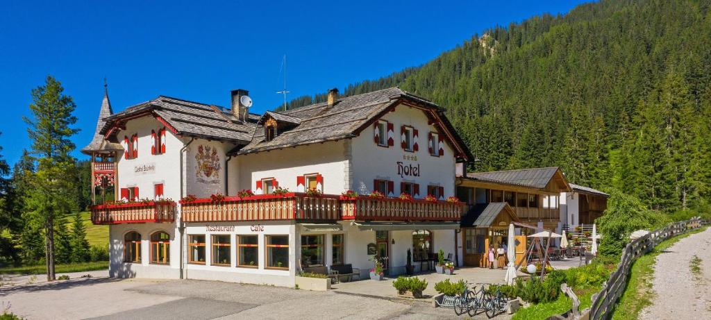 Imagen de la galería de Alpin Natur Hotel Brückele, en Braies