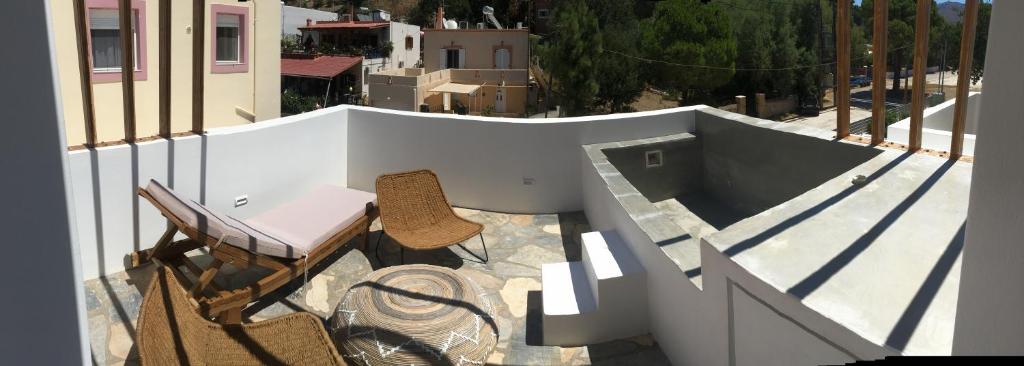 Balkón nebo terasa v ubytování AELLIA HOTEL & SUITES LEROS